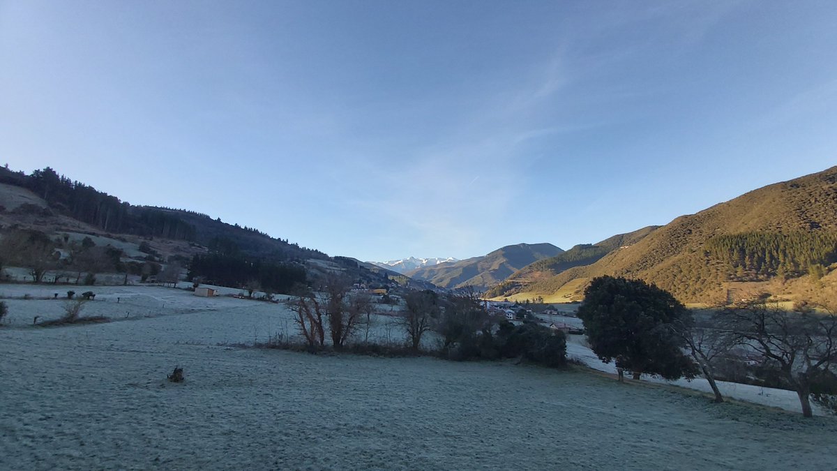 Apez140's tweet image. ¡ Muy Bello Día Mundo !
Amaneció vestido de Blanca Helada, qué el Sol, en su despertar, va disipando y se presenta Magnífico para Disfrutar de la #Mágica #Liébana, sus Paisajes y Gastronomía.
Y desde Aliezo mi Hada y yo Os Saludamos.
Alegría y Sed Muy Felices...🧚‍♂️😎