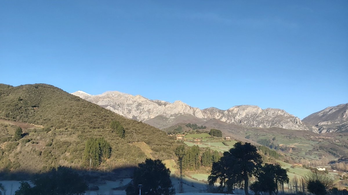 Apez140's tweet image. ¡ Muy Bello Día Mundo !
Amaneció vestido de Blanca Helada, qué el Sol, en su despertar, va disipando y se presenta Magnífico para Disfrutar de la #Mágica #Liébana, sus Paisajes y Gastronomía.
Y desde Aliezo mi Hada y yo Os Saludamos.
Alegría y Sed Muy Felices...🧚‍♂️😎