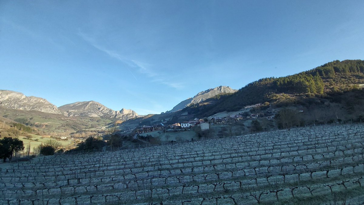 ¡ Muy Bello Día Mundo !
Amaneció vestido de Blanca Helada, qué el Sol, en su despertar, va disipando y se presenta Magnífico para Disfrutar de la #Mágica #Liébana, sus Paisajes y Gastronomía.
Y desde Aliezo mi Hada y yo Os Saludamos.
Alegría y Sed Muy Felices...🧚‍♂️😎
