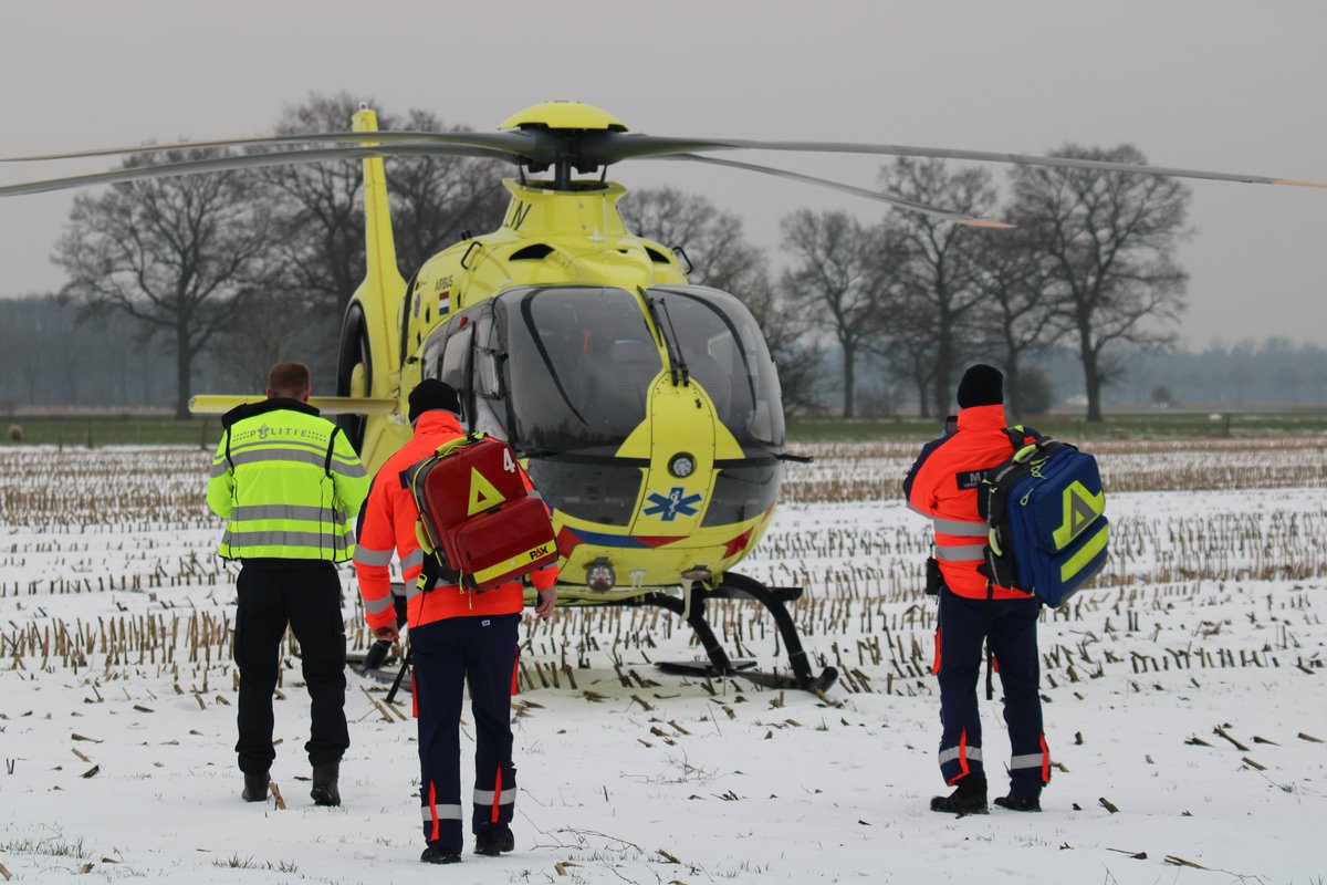lifeliner4media's tweet photo. Lifeliner 4 PH-LLN vanochtend voor een inzet in Frieschepalen, nog in het laatste beetje sneeuw.. #Lifeliner4 #Phlln #Frieschepalen https://t.co/OkNZtBsYaF