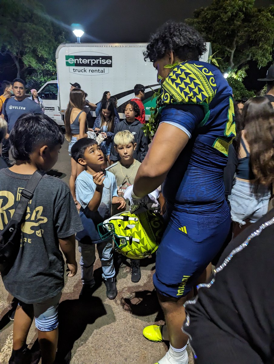 <a href="/pakifinau53/">Paki Finau✍🏽</a> photographed with UW alumni in Hawaii &amp; signing autographs for the kids <a href="/polynesiabowl/">POLYNESIAN BOWL</a> representing <a href="/OakHillsFootba1/">Oak Hills Football</a> &amp; <a href="/UW_Football/">Washington Football</a> 💯 if you had a chance to watch him tonight then you know he was on 🔥