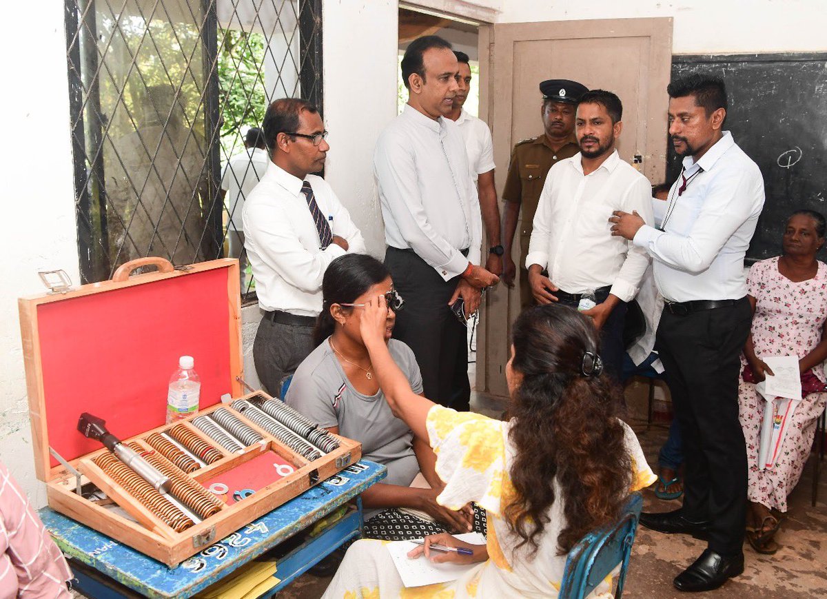 Suwa Udana mobile health clinic launched at Siwali Maha Vidyalaya, Galle, to uplift rural health. Led by Health Minister Dr. Ramesh Pathirana, this marks the first clinic of 2024. Minister connects with doctors and attendees. #Healthcare2024