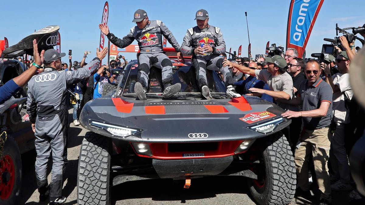 AdrGC_'s tweet photo. ¿CÓMO ES EL AUDI RS Q E-TRON?
El coche con el que @CSainz_oficial hizo historia logrando la primera victoria en el @dakar con un vehículo con propulsión 100% eléctrica. https://t.co/NOANXPZdeS