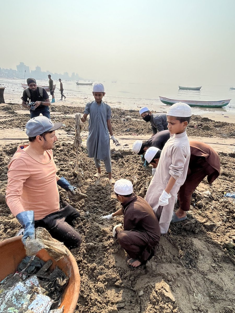 AfrozShah1's tweet photo. Week 462 .

Saturday starts .

Versova beach cleanup . https://t.co/Agt5PdfNee