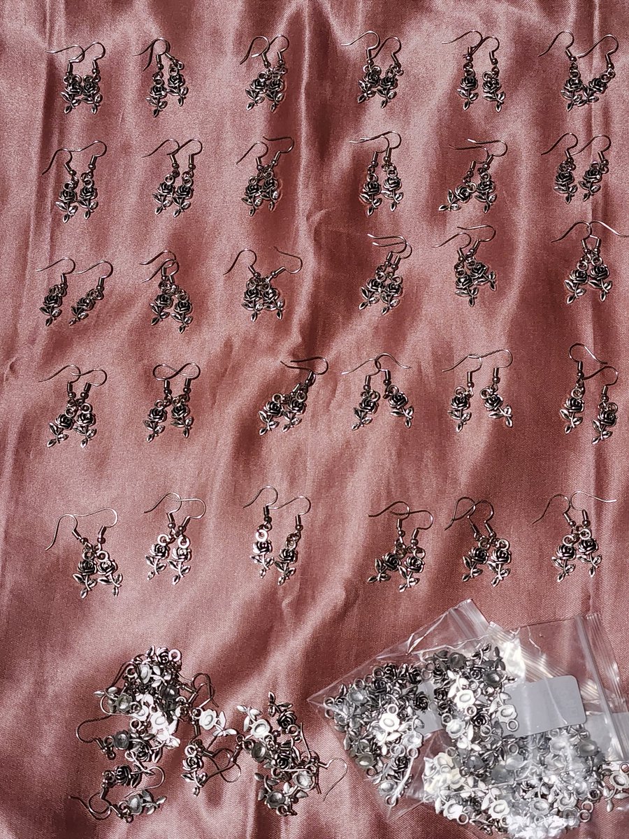 DAWN TO DUSK FREEBIE # 1

Rose Earrings! 🥀🌹

I'm back with giving away earrings! Hehe ❤️ See you all! Will post the rest of my freebies soon :)

#TheRose #TheRoseinManila #DawnToDuskInManila