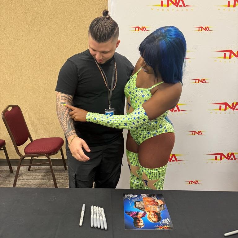 LuisRodzOnAir's tweet photo. I'm so grateful for the opportunity to meet @TheTrinity_Fatu.  Always supporting our Orlando girl! Can't wait to see what she does next.   And yes... I'm the Rican Uso... the long-lost cousin 😂📷 https://t.co/GvV7mr10KO