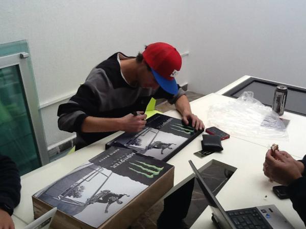 <a href="/mariosaenz88/">Mario Saenz Oficial</a> 🛹 🇲🇽 20/Enero/2012 en las oficinas de <a href="/MonsterEnergyMx/">Monster Energy Mex</a> Autografeando sus Póster 🛹🔥 
#SkateBoarding #SkateLife #SkateMexico🇲🇽 #MarioSsenzFree #JusticiaParaMarioSaenz #SkateOrDie