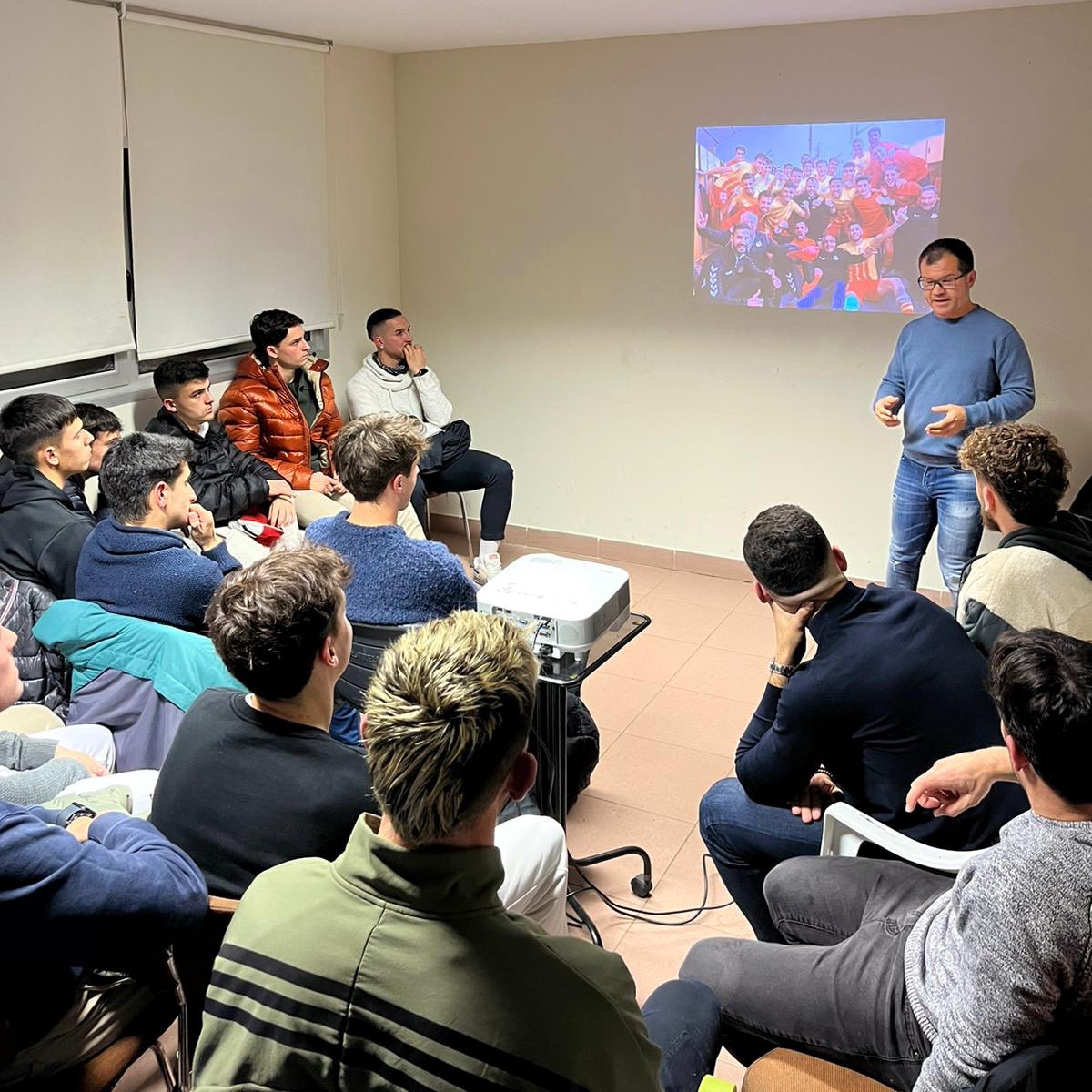 🗣️ Segunda sesión de cohesión con el @fcvilafranca

🧠 Agradecer a <a href="/SantiTriguero11/">Santi Triguero Blanch</a>  su confianza en mi trabajo. 

🤗 Destacar la implicación de todos los jugadores.

Desearles suerte en esta 2ª vuelta  😉⚽️🔴🟡

setudecide.com/2024/01/19/per…