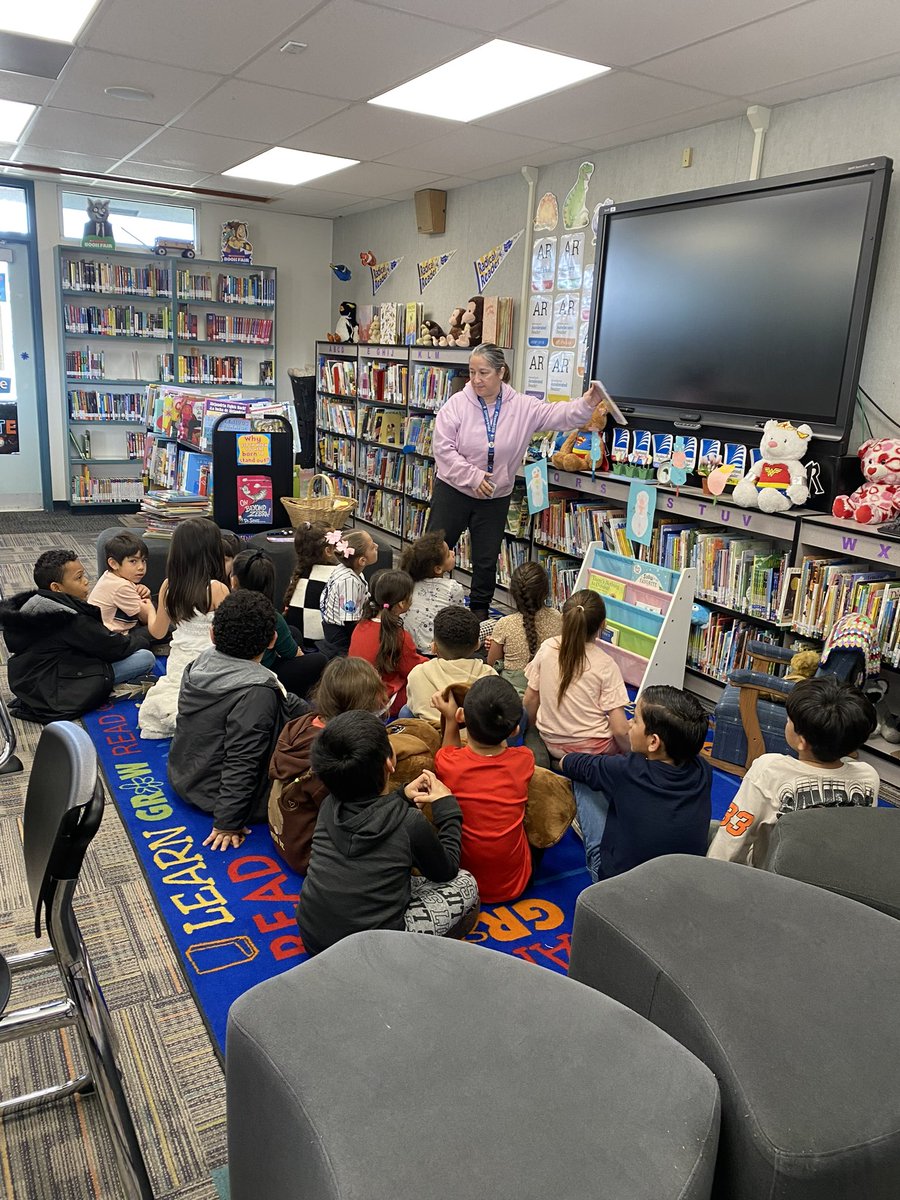 LauraPradoDuran's tweet photo. This week we’re reading snowmen books in the Library ⛄Today during our AR Celebration students had the opportunity to make a Snowman and drink some hot cocoa to celebrate their achievements ⛄💜
 💜 #TeamHarris #HarrisHawks #TeamBCSD #BCSDREADS #cultureofliteracy 💜💜 https://t.co/9YbHNfZUqj