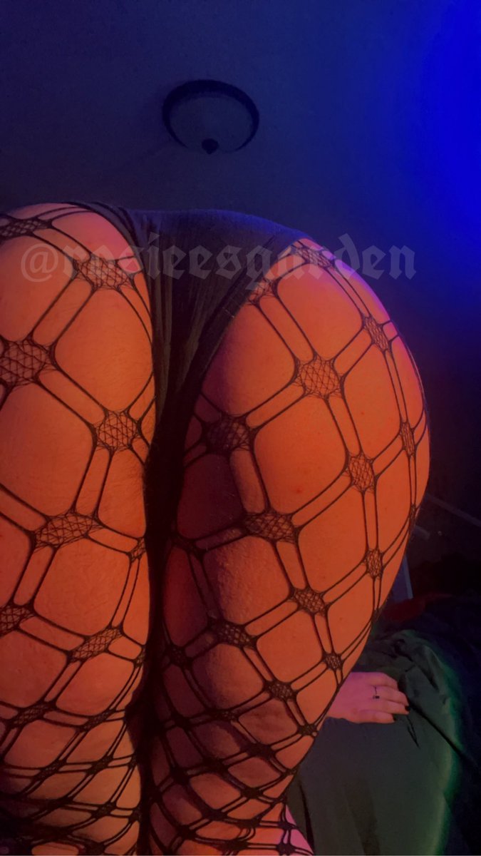 gardenofdevyn's tweet photo. Be a good boy and explode to an ignore session with my perfect ass and feet💦🖤

findom | femdomme https://t.co/upyXN5M5Ss