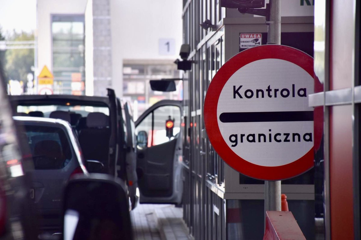 Straz_Graniczna's tweet photo. W dn.19.01 #funkcjonariuszeSG odprawili w przejściach granicznych na kierunku z Ukrainy🇺🇦do Polski🇵🇱20,6 tys. osób, od 24.02.2022 ponad 18,608 mln os.
W dn.19.01 z Polski🇵🇱 do Ukrainy🇺🇦odprawiono 17,8 tys. osób. Od 24.02.2022 - ponad 16,781 mln os.
#NOSG #BiOSG #odprawagraniczna https://t.co/STJ6ump8Cy