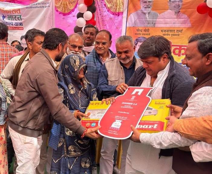 NarendranagrBJP's tweet photo. कल सारथल एवं मनोहरथाना में आयोजित “विकसित भारत संकल्प यात्रा”शिविर में सांसद श्री@DushyantDholpurजी के साथ हिस्सा लिया और योजनाओं के पात्र लोगों को लाभ वितरित किया॥

#ViksitBharatSankalpYatra #Narendranagar #khanpurBakani #NarendraModi https://t.co/Qncyzai3Ti