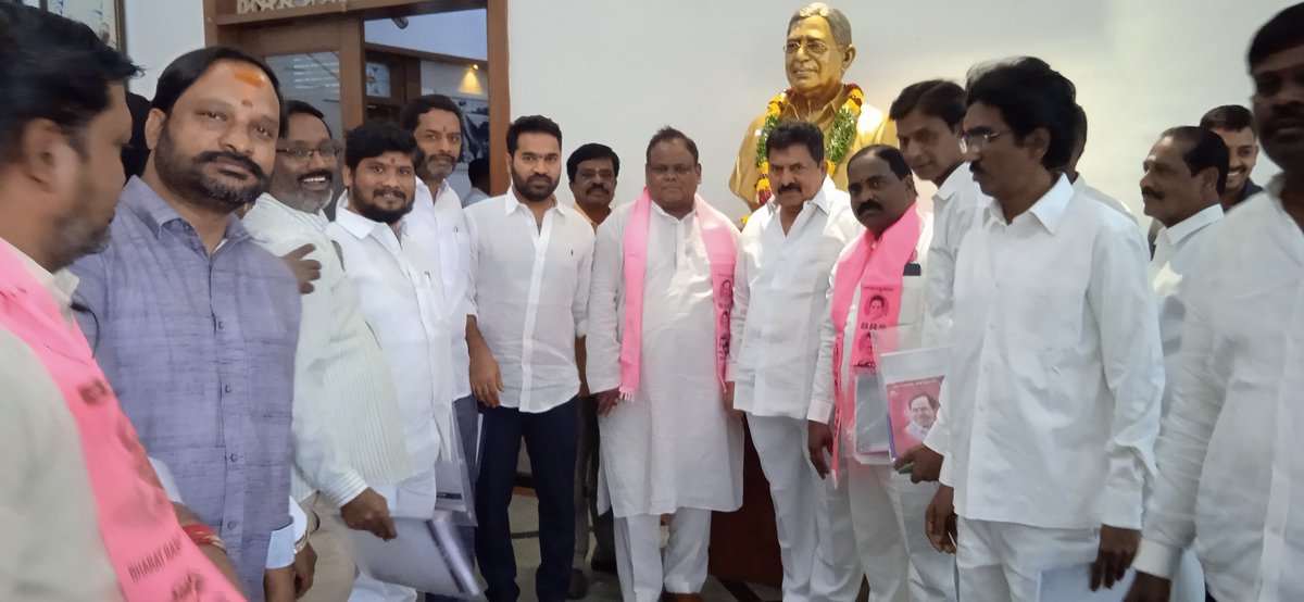 MohdJaveedKhan5's tweet photo. #Secunderabad Lok Sabha Constituency Preparatory Meeting:  from Telangana Bhavan. With #Musheerabad MLA Shri @MutaGopal &amp; secunderabad lLok sabha in charge @talasani_sai &amp; youth icon @MutaJaisimha @KTRBRS @BRSHarish @BRSparty @sravandasoju @JAGANBRS @Krishank_BRS @dcstunner999 https://t.co/ZnvlChei5U