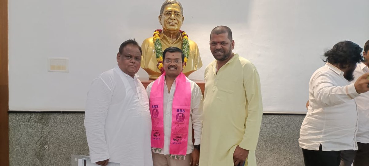 MohdJaveedKhan5's tweet photo. #Secunderabad Lok Sabha Constituency Preparatory Meeting:  from Telangana Bhavan. With #Musheerabad MLA Shri @MutaGopal &amp; secunderabad lLok sabha in charge @talasani_sai &amp; youth icon @MutaJaisimha @KTRBRS @BRSHarish @BRSparty @sravandasoju @JAGANBRS @Krishank_BRS @dcstunner999 https://t.co/ZnvlChei5U