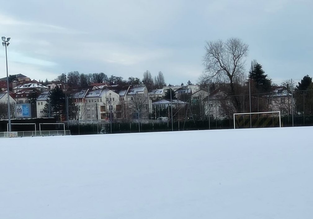 CoachBA57's tweet photo. Terrain synthétique enneigé ❄️🥶... direction Centre d’entraînement Frescaty ⚽️ #TrainingSession #GroupeSéniors #R1 #R3 #APMMetzFC #HM17 #TerrainCouvert #FCMetzMoselle #ClubPartenaire #CoachMB https://t.co/8Fsm0YJnGJ