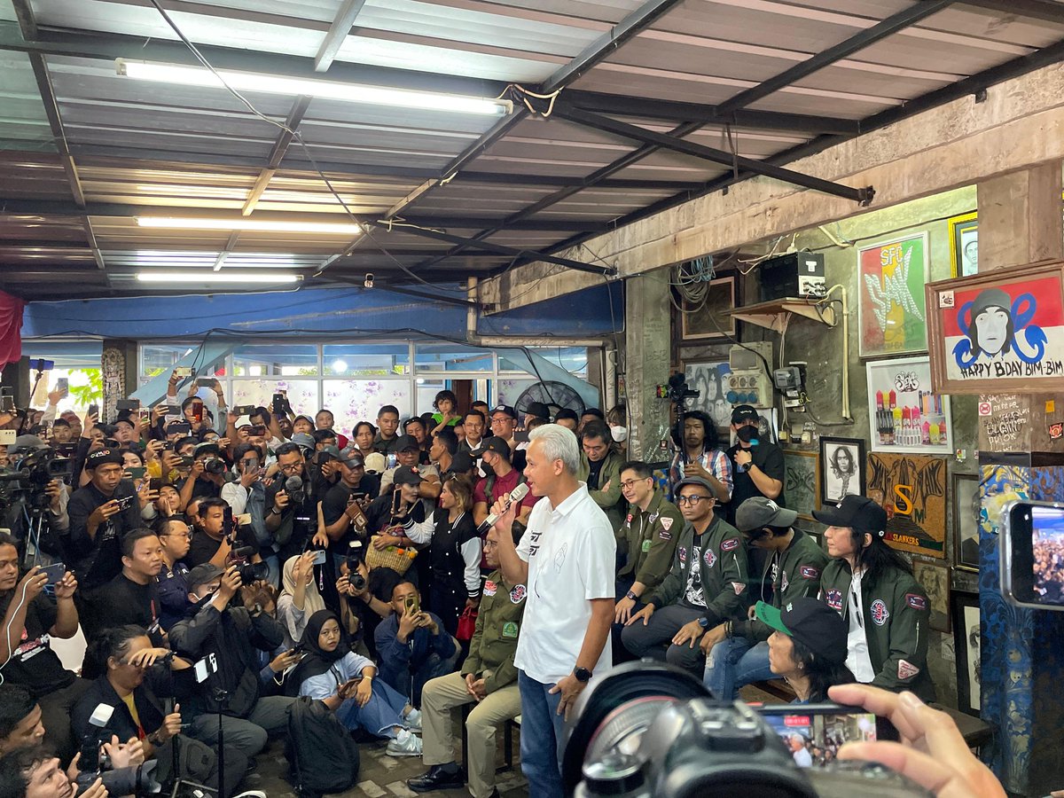 nongandah's tweet photo. Menyimak alasan yg dikemukakan oleh bimbim, kaka, ridho, ivan, abdee @slankdotcom aku benar2 terharu bgt, memilih mas @ganjarpranowo & pak @mohmahfudmd ya memang utk melanjutkan agenda reformasi, memantapkan demokrasi & semua itu hanya ada di figur #GanjarMahfud2024 #slankganjarmahfud