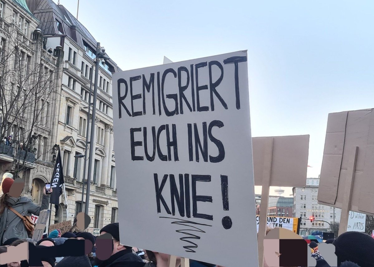 Ich würde vorschlagen, wir Posten dieses Bild jetzt unter jeden Post der #noafd 😉 Wer macht mit? #AfDVerbotjetzt #AfDsindFaschisten #remigrierteuchinsKnie
