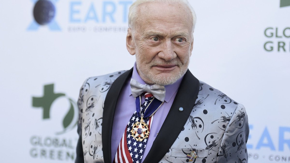 mariobianchi18's tweet photo. Il #20gennaio 1930 è nato #EdwinAldrin. Il 2° uomo dopo Neil Armstrong ad aver calpestato il suolo lunare. Come per gli altri membri dell'equipaggio dell'#Apollo11, un cratere vicino all'allunaggio porta il suo nome. Nel 2002 picchiò in TV un tale che negava lo sbarco sulla Luna. https://t.co/DqqeZxsBPH