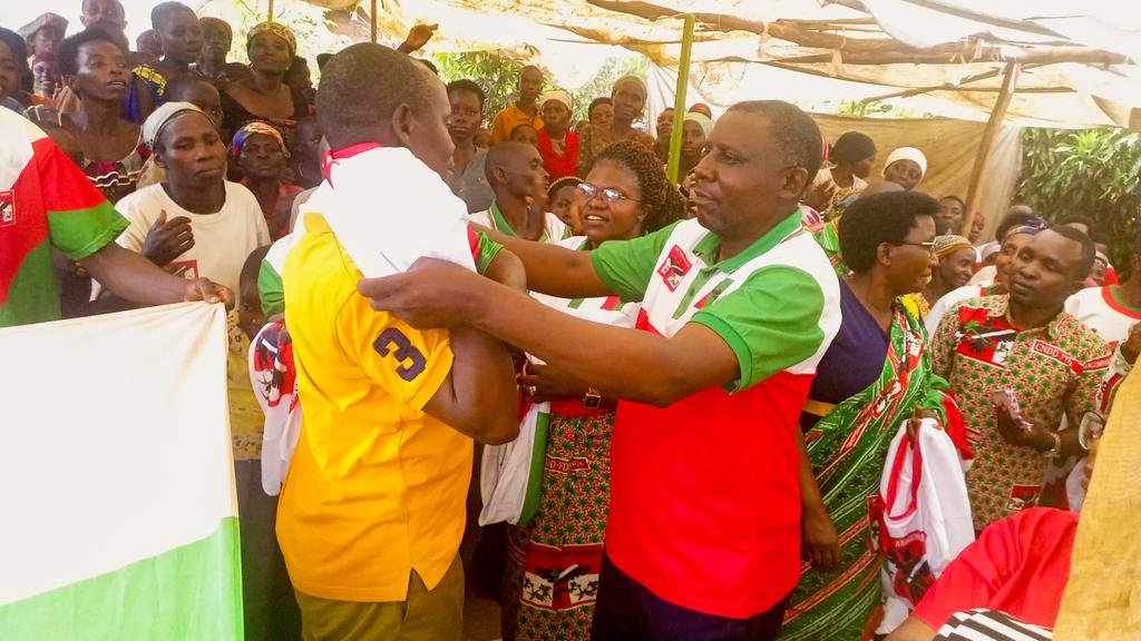 Bujacnddfdd's tweet photo. 1/5Kuruyu wa kane 19/1/2024,Ubuserukizi bwa @CnddFdd muri @mpandacommune,bwagendeye abagumyabanga bo ku mitumba ya #Butembe,#Nyomvyi na #Masha, mu ntumbero yo kwibukanya ibijanye n'inyigisho z'akarangamutima,kumenyana, guhanurana no kwitegurira neza amatora yimirije ya 2025-2027 https://t.co/OcXVoQWqpQ