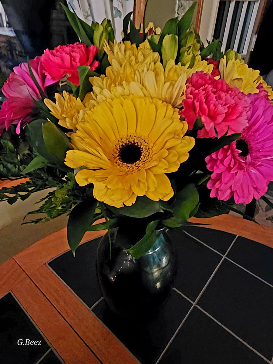 Sharing the gorgeous bright bouquet my hubby brought in for me after work today, feeling loved.🥰💐 have a spectacular Saturday twitterpals. #sharejoy