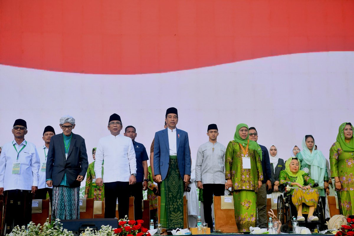 jokowi's tweet photo. Situasi seputar Pemilihan Umum (Pemilu) 2024 harus tetap sejuk, rukun, dan riang gembira. Demikian yang saya sampaikan ketika menghadiri acara peringatan Hari Lahir ke-78 Muslimat Nahdlatul Ulama (NU) di Stadion Utama Gelora Bung Karno (GBK), Jakarta, Sabtu, 20 Januari 2024.

Silaturahmi, ikatan persaudaraan, serta keutuhan sebangsa Indonesia jauh lebih penting untuk kita jaga, maka tidak perlu adu domba dan perpecahan masyarakat hanya karena beda pendapat. Saya juga mengucapkan terima kasih yang sebesarnya kepada Muslimat NU, yang senantiasa menjaga NKRI, merawat Pancasila, persatuan serta kerukunan untuk Indonesia yang terus maju, terutama dalam menggapai cita-cita bersama, Indonesia Emas 2045.

Foto: Rusman - Biro Pers Sekretariat Presiden