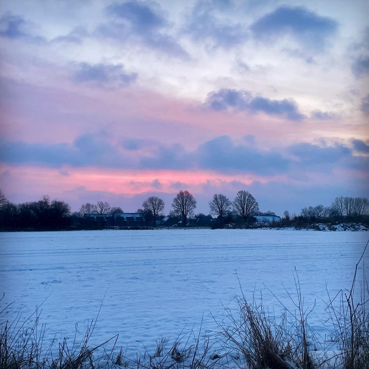 reinhartlinke's tweet photo. #KeinWinterdienst auf dem #Radwanderweg #Glinde-#Trittau war für meinen #10km Lauf diesmal gut: Auf dem #Schnee läuft es sich am besten. #joggen #brötchenholen #strava https://t.co/2NGu99zwJm #kreisstormarn https://t.co/vwZgbrAh72