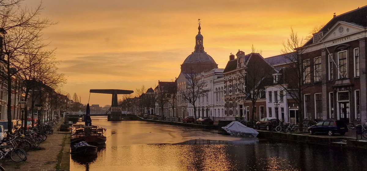 marcelbar8's tweet photo. Een prachtige start van de dag....π
Fijn weekend voor iedereen.
#Leiden - zicht op de #Marekerk
Oude Vest en Oude Singel https://t.co/HtJeAm0lcG