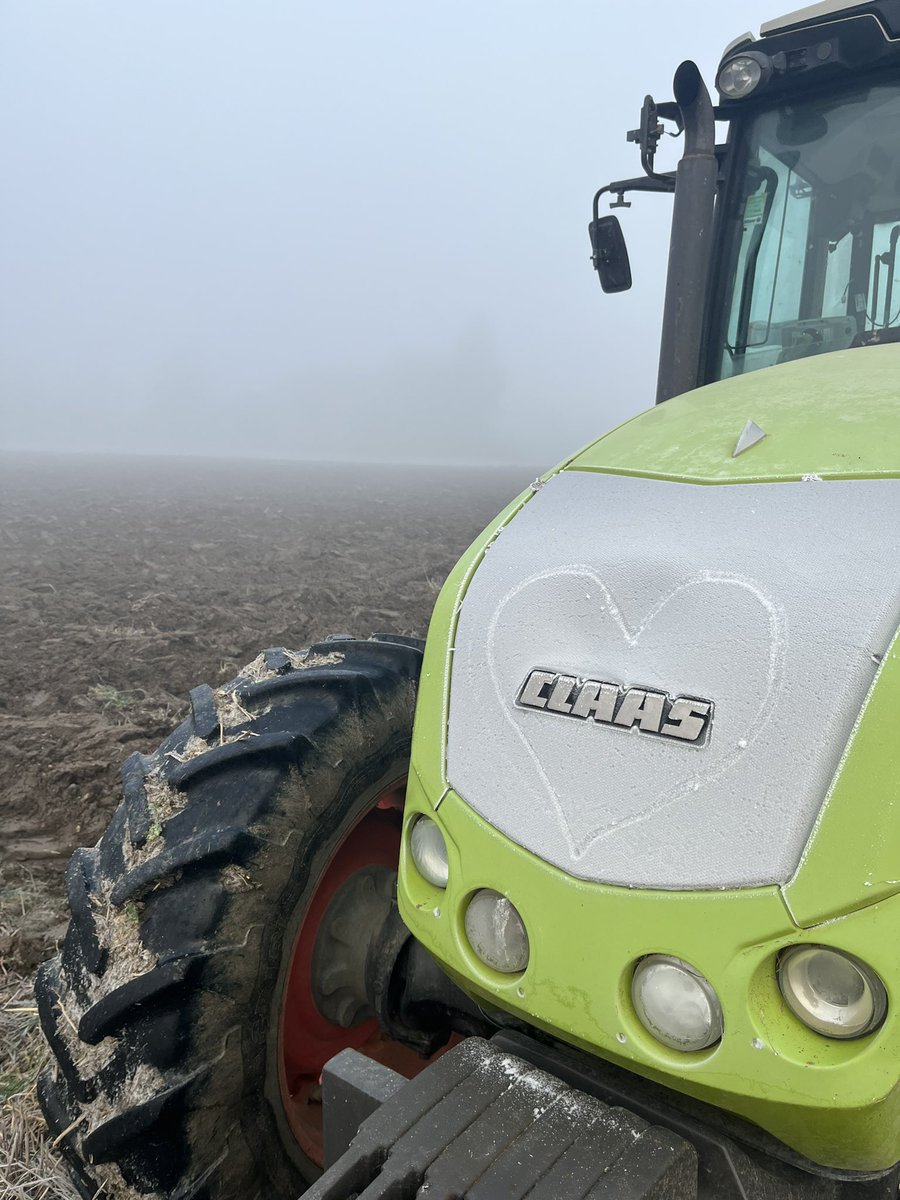 BrunoGrand1's tweet photo. On profite du gel pour préparer les terres qui accueilleront les variétés @MASseedsfrance au printemps, avec classe et amour bien sûr 😅🚜🌽

#gel #farmer #humour #jeudemots #corn #claas https://t.co/l98YYBDoUj