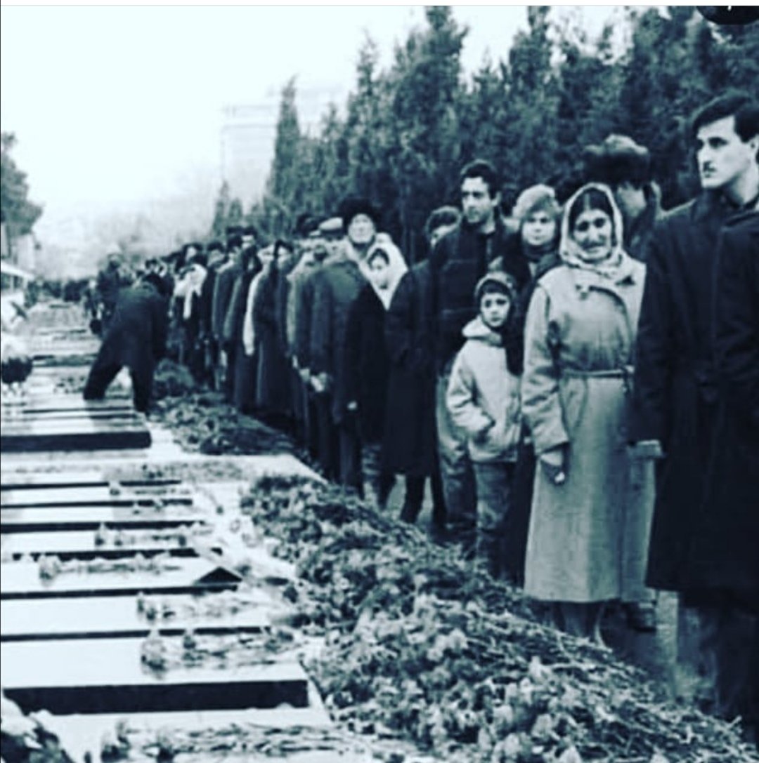 20 Ocak 1990'da bir Cumartesi günü binlerce Sovyet askeri, Ermenileri korumak bahanesiyle Bakü'ye girerek Azerbaycan Türklerini katletti. Bağımsızlık uğruna şehit düşenlerin ruhları şad olsun. Yeni "Qara Yanvar"lar yaşanmaması için unutmayın unutturmayın.