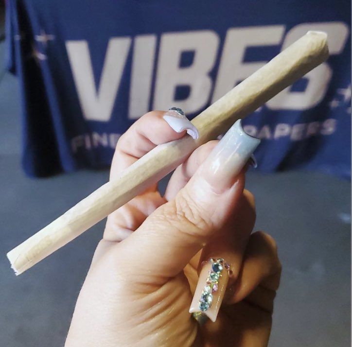 ChronicSession's tweet photo. Everyone should smoke a #longey #HowDoYouVibe https://t.co/zvu4lhwGeK