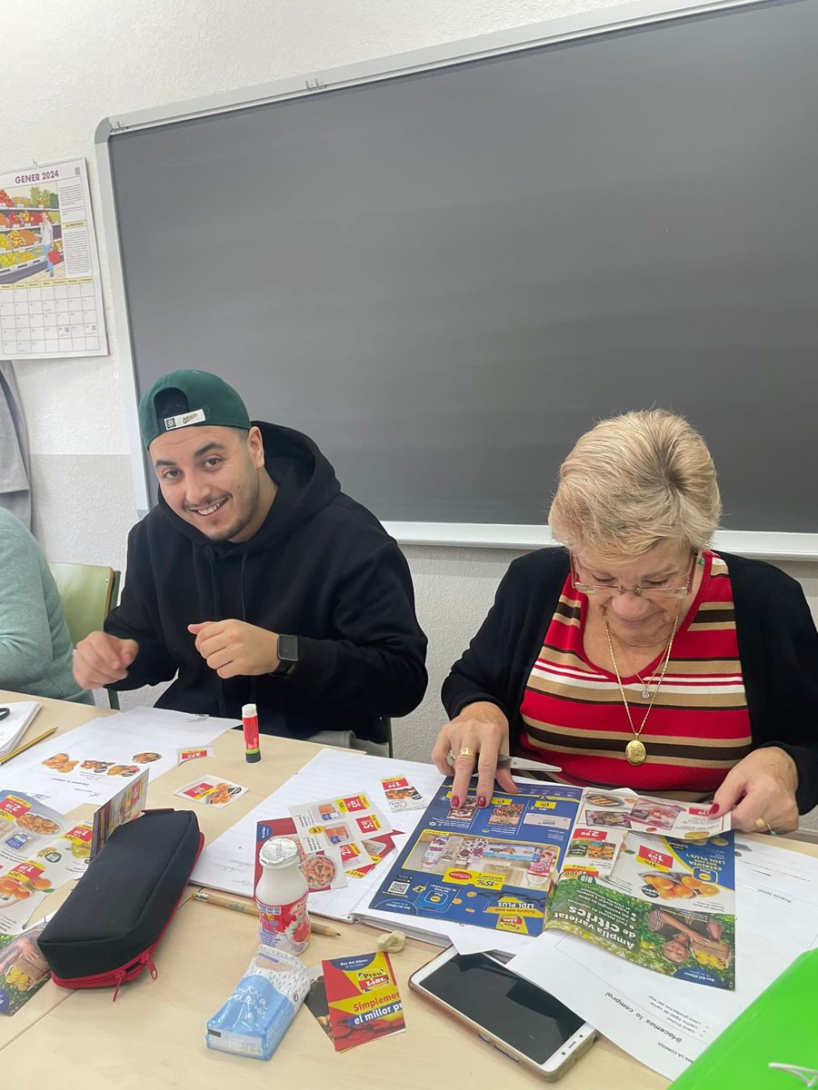 CJujol's tweet photo. La classe d’instrumental 2 aprenen a fer sumes amb decimals amb una proposta d’anar a comprar. També hem treballat les monedes, pagar i donar canvi. https://t.co/KlO1NSz8R1
