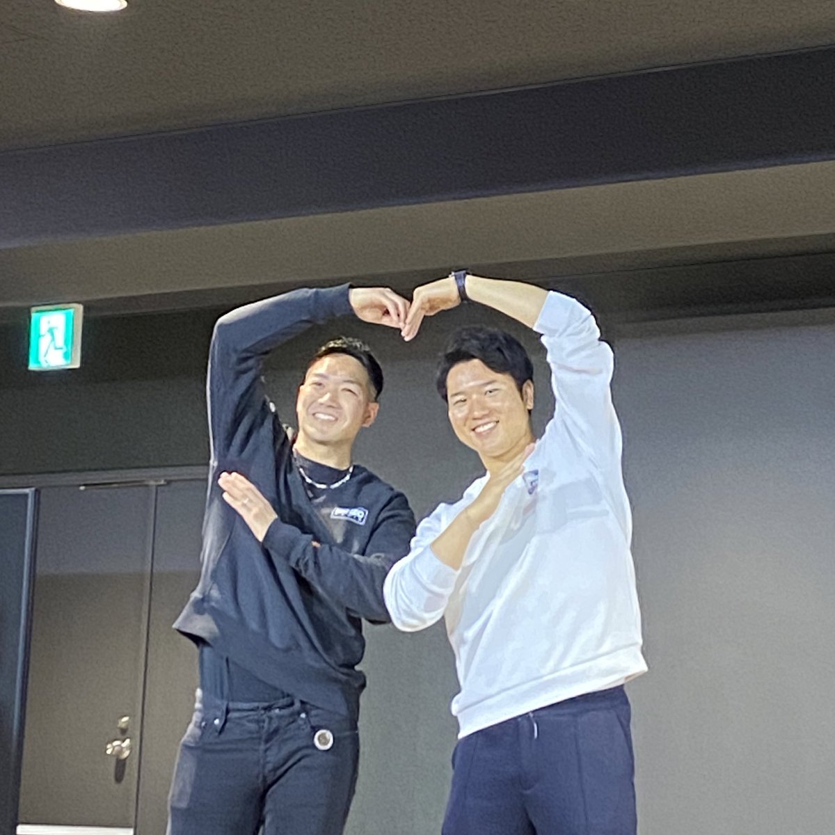 triple_clap's tweet photo. たっちゃんとよぴたろう(ｗｗｗ)のトークショー楽しかったです🥹2人の仲の良さというかラブラブさを見せつけられた時間でした！2人とも今シーズンは50試合登板防御率1点台で👊🏻✨
#NGO2023 https://t.co/fFLydvkmk6