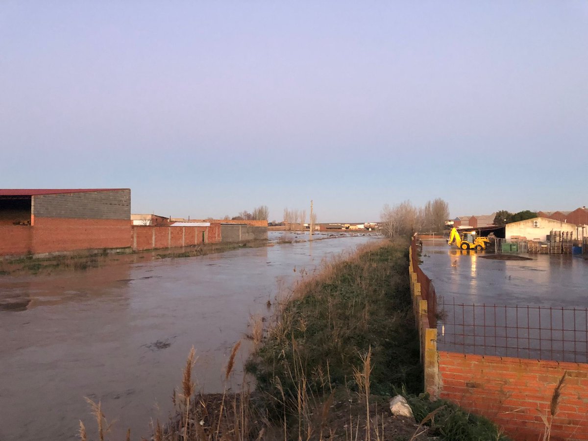 Comunicamos que llevamos desde las 5 de la mañana con problemas en #medinadelcampo por la crecida del Río Zapardiel.

En la parte baja, comenzó a desbordarse e inundar algunas naves. También, algunas cocheras y casas están sufriendo daños.