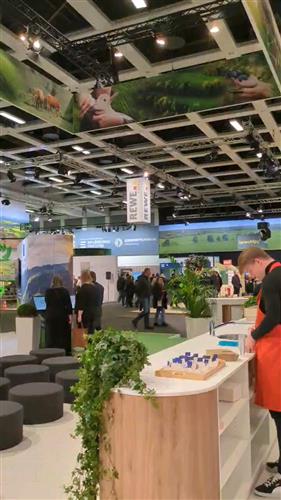 defis_eu's tweet photo. #ImagesOfTheWeek
We are at #GrueneWoche in Berlin 🇩🇪 today! 👩🌾
If you're planning a visit, stop by to learn more about how #EUSpace #OpenData and Services can help farmers improve the efficiency🚜and sustainability of production processes 🍅 https://t.co/jwq9MAhKQg
