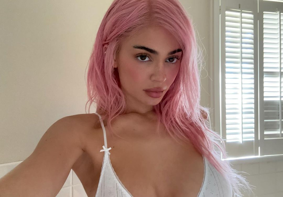 TFE_Worldwide's tweet photo. Kylie Jenner stunned fans earlier this week when she revealed her recent pink hair transformation and then shared a sexy new lingerie photo days later.
https://t.co/BpQhY1IyjW
#kyliejenner #pinkhair #pinkhaircolor #celebritystyle #celebrityhair #celebrityselfie https://t.co/PwSrDdA42h