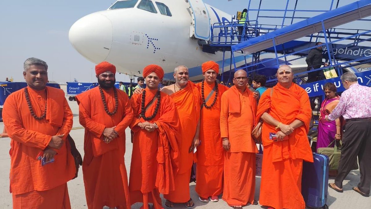 Poojya Swamijis of various Sampradayas from Karnataka on way to Ayodhya to witness historic Sri Ramlala Sircar Prana Prathisthapana on 22 Jan 2024 . 🙏🙏🙏