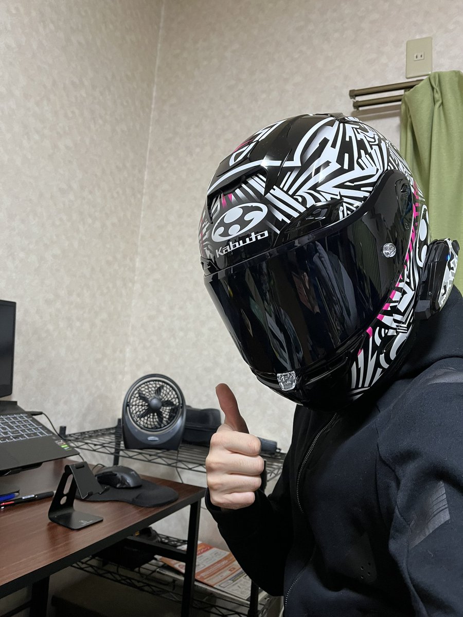 MNMgsxs6402's tweet photo. コンニチハ Kabuto! 👋🇯🇵
納ヘルされました🫠

Kabuto   F-17  ALEIX ✨

そういえば国内ヘルメットのフラグシップモデルを手に入れるのは初めてかもしれませんね。なんと言ってもこのデザイン！最高にカッコいいです👍

 #F17ALEIX https://t.co/hdLHbZQkrq
