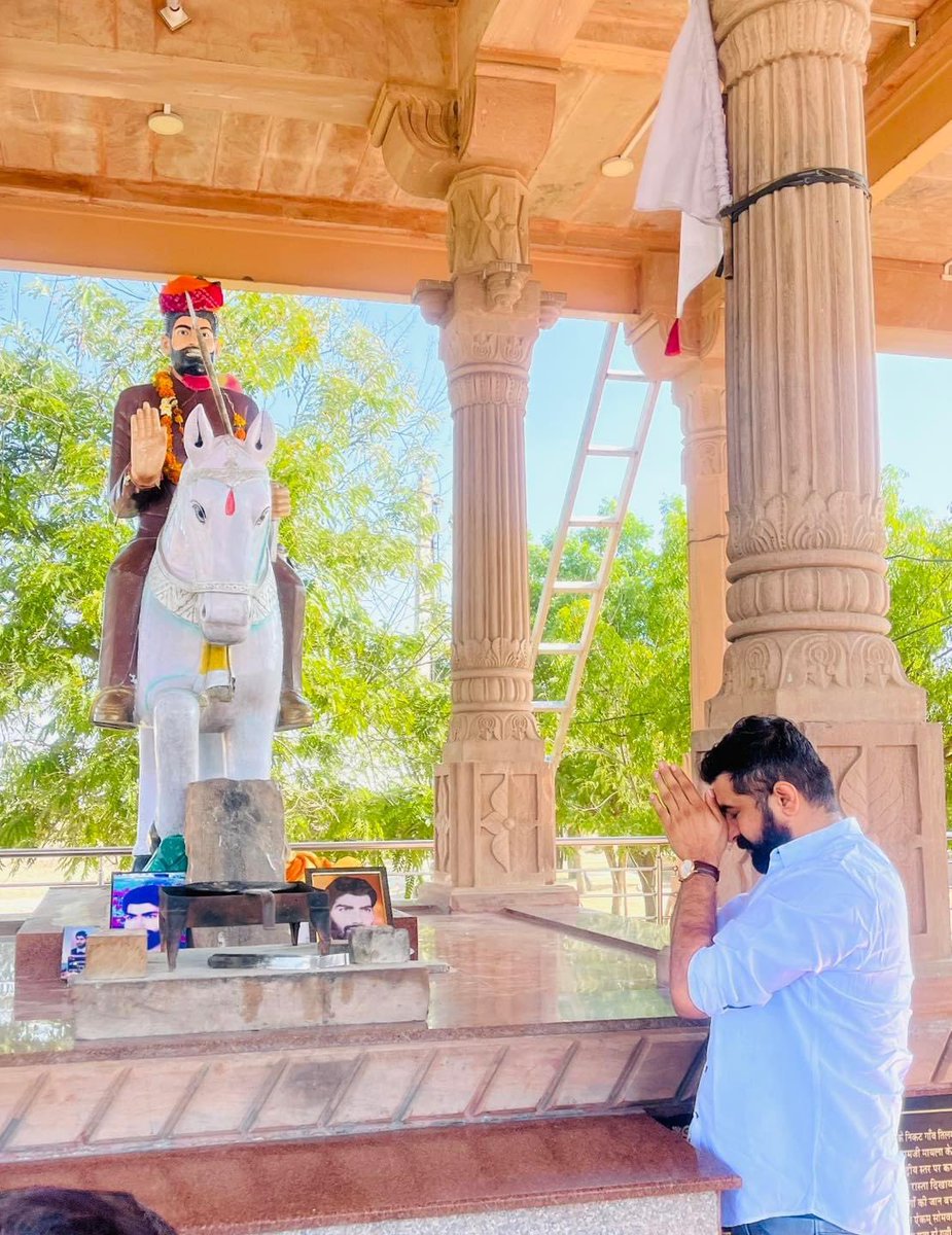 छात्र एकता के प्रतीक, हरदिल अजीज, हर शख्स के मददगार
कमजोर की ताकत, तूफानी फरिश्ते, युवाओं के ह्रदय सम्राट
#स्व_श्री_रामनारायण_चौधरी "#जिन्दा" की जन्म जयंती पर कोटि-कोटि नमन ।।
तुम्हीँ एकता, तुम्हीँ ताकत, तुम्ही युवाओँ के अपणायण थे ।
'जिन्दा' तुम केवल नर नहीँ थे, सच मेँ तुम