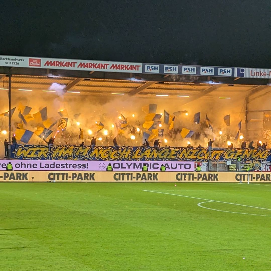 FasziFankurve's tweet image. Die Fanfotos der Freitagsspiele der #2Bundesliga sind jetzt online: #KSVEBS #KSCOSN faszination-fankurve.de/fanfotos/updat…