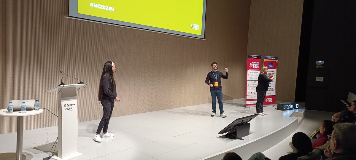 Empiezan las charlas de la #WCZGZ24. 

Viendo a <a href="/maylendesign/">Maylén García</a> y <a href="/salonsoweb/">Santiago Alonso</a> hablando de comunicación cliente-diseñadora.