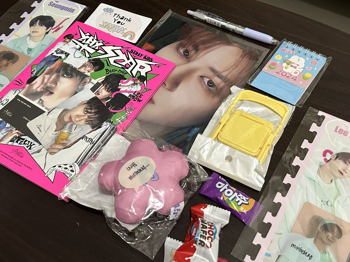 minhobuys_'s tweet photo. #min_mails

hiii ate @seonskz ! they’re home !! ang dami pala 🥹 arrived here safely and secured ! thank u sm for the smooth transaction and for the cute freebies ♡

˚✧₊⁎  #kamsahallyumerchhaven ⁎⁺˳ https://t.co/8EwGELdfdX