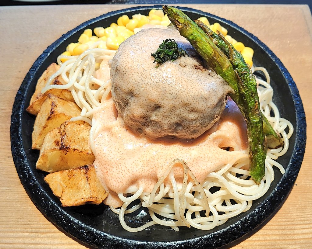 e_ru_dq10's tweet photo. @tenten_dq10 ヒッコリーでハンバーグ食べてごめんねー！ https://t.co/Q3WJ8ya1n1