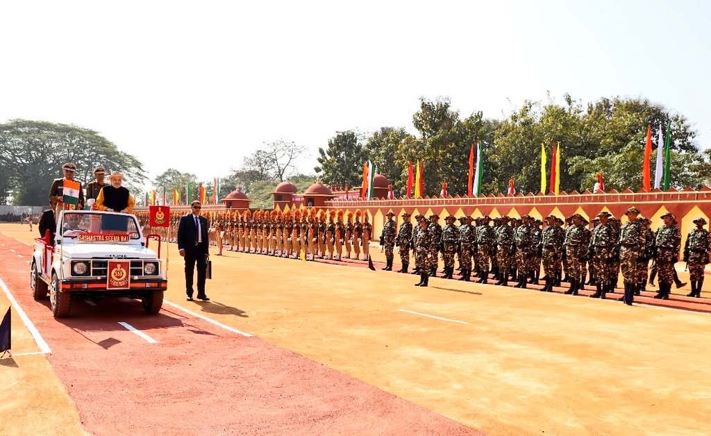 SSB_INDIA's tweet photo. @AmitShah @SSBRTCSALONBARI @PMOIndia @HMOIndia @PIBHomeAffairs #60thAnniversaryDayParade
Hon’ble Chief Guest Sh. @AmitShah inspected the Parade accompanied by #DGSSB.

@PMOIndia
@HMOIndia
@PIBHomeAffairs
#SewaSurakshaBandhutwa https://t.co/N6fC3phT4S