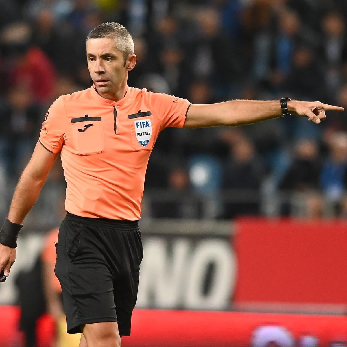 Radu Petrescu va arbitra Universitatea Craiova - Farul Constanța. 👀 A1: Grigoriu Mircea Mihail A2: Ghinguleac Radu Adrian Arbitru VAR: Haţegan Ovidiu Arbitru AVAR: Antonie Andrei R1: Dumitrache Bogdan Obs. arbitri: Comanescu Adrian #CCA