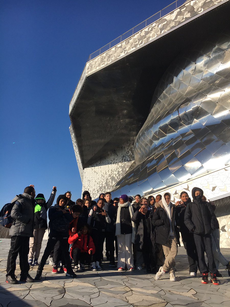 Projet EVE, avec une 1ere journée de répétition à la <a href="/philharmonie/">Philharmonie de Paris</a> pour la 5e1. Exister par la Voix Ensemble, une action innovante, qui mobilise élèves, profs, parents. On a de l'ambition à Pasteur 😉, et ça booste !
<a href="/acstrasbourg/">Académie Strasbourg</a> <a href="/d_chevalley/">Daniel Chevalley</a>