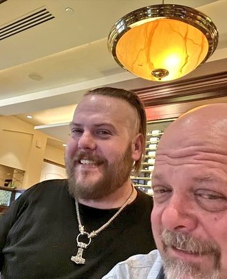 HerQlesAmerica's tweet photo. 🇺🇸 ÚLTIMA AHORA: Muere Adam Harrison, uno de los hijos de Rick Harrison y protagonista junto a su familia del famoso programa “El Precio de la Historia”. Según algunos medios estadounidenses, Adam ha fallecido de una sobredosis. https://t.co/AY2yMMUbb3