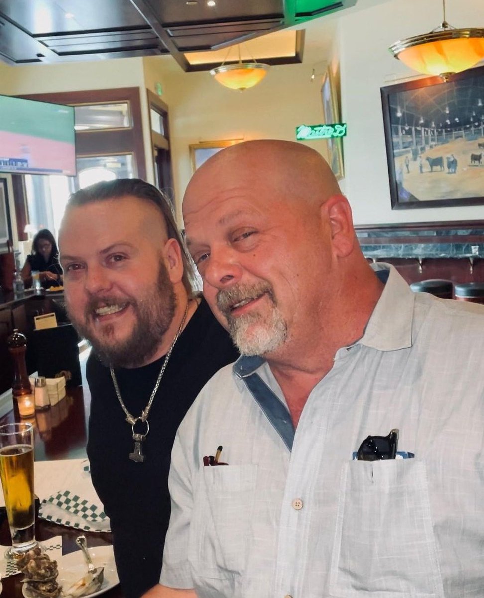 HerQlesAmerica's tweet photo. 🇺🇸 ÚLTIMA AHORA: Muere Adam Harrison, uno de los hijos de Rick Harrison y protagonista junto a su familia del famoso programa “El Precio de la Historia”. Según algunos medios estadounidenses, Adam ha fallecido de una sobredosis. https://t.co/AY2yMMUbb3