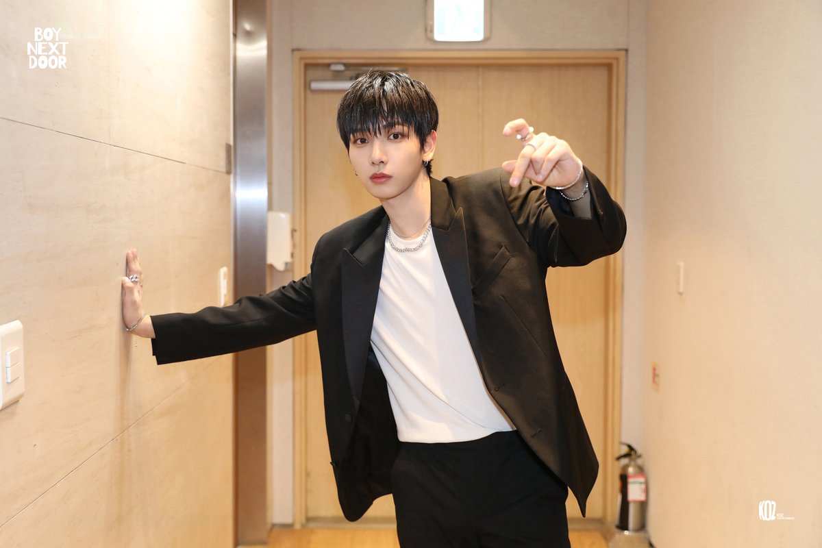 BOYNEXTDOOR_KOZ's tweet photo. BOYNEXTDOOR 명재현 엠카운트다운 MC 데뷔 비하인드📸

🔗 https://t.co/jeeEakhipZ

#BOYNEXTDOOR #보이넥스트도어 #BND
#명재현 #JAEHYUN https://t.co/tQoTH81bxO