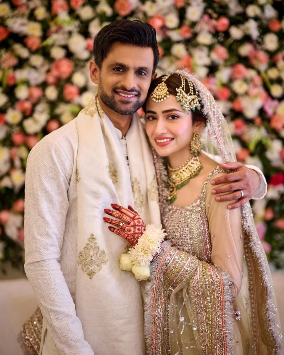 Calcutta_Times's tweet photo. Shoaib Malik marries Pakistani actress Sana Javed amid the rumours of his divorce from Sania Mirza
#shoaibmalik #sanajaved #saniamirza #pakistani #pakistanicricketer #divorce #weddingsofinstagram #weddings #trending #explorepage #fyp #bollywood #trending https://t.co/uEYMr00E2M