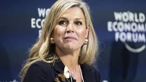 Ze noemde prins pils een beetje dom. Zette Nederland weg als een land zonder eigen identiteit. Haar vader werkte voor het misdadige Videla regime ✈️ . Nu pleit ze voor een digitale halsband, oa om je vaccinatiestatus te controleren. Waar bemoeit dit sekreet zich mee? #Maxima #WEF